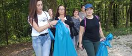 Pracownicy RDOŚ w Kielcach na sprzątaniu w okolicach rezerwatu