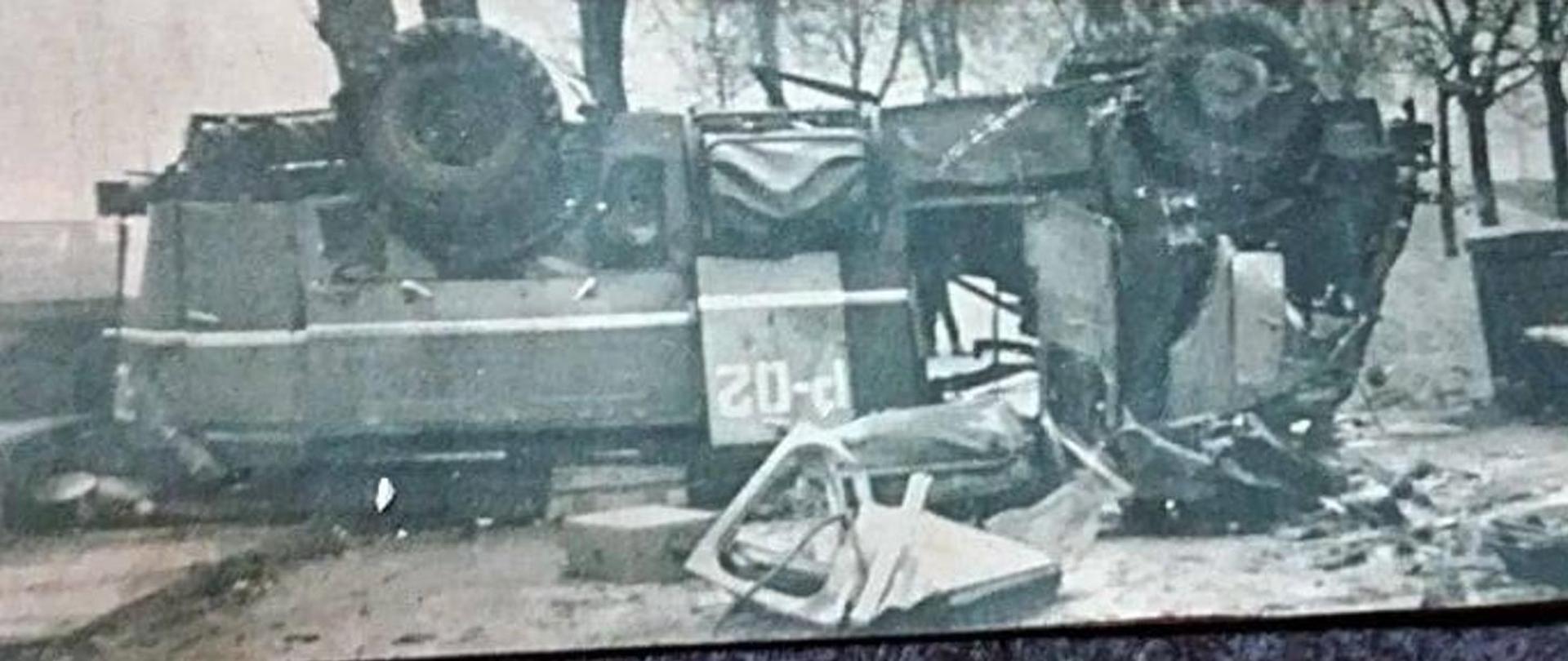 Na czarno-białej fotografii znajduje się wrak wozu strażackiego po tragicznym wypadku 23 listopada 1968 roku. 