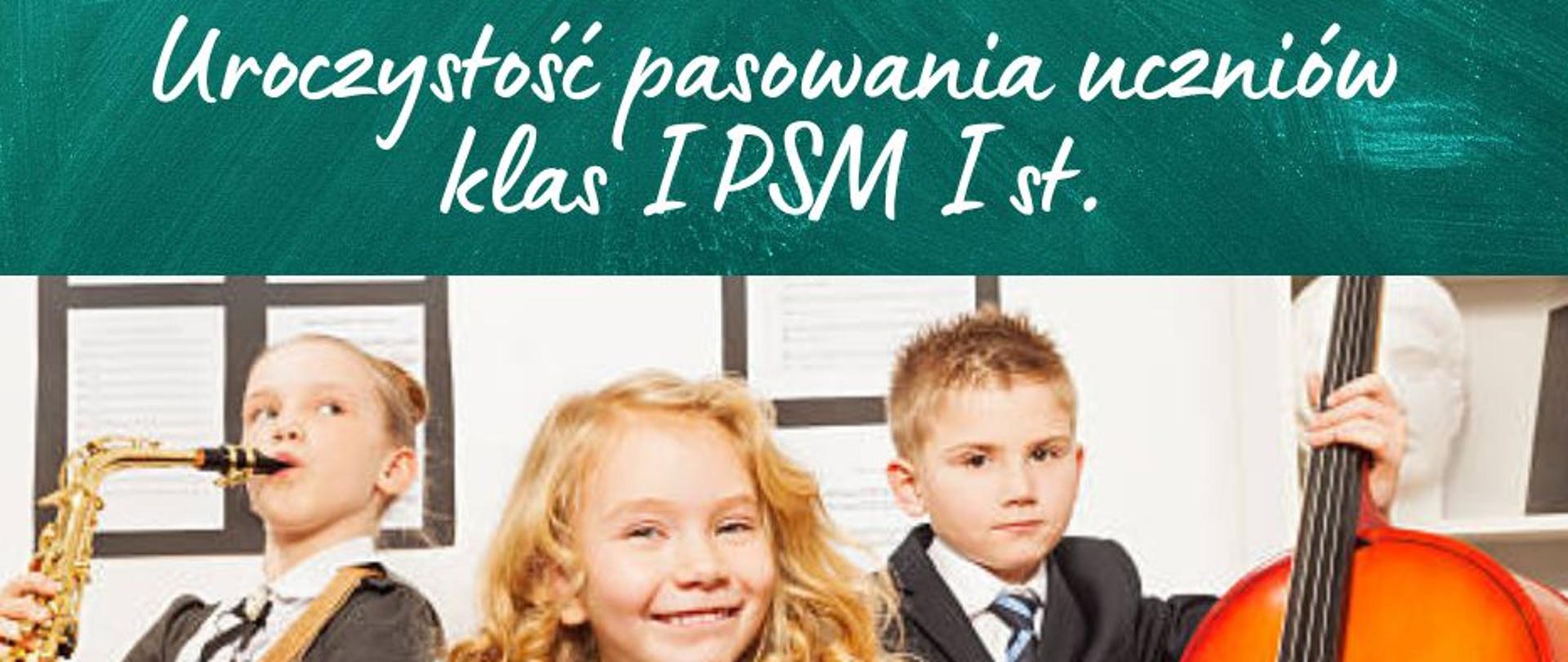 Plakat informacyjny o uroczystości pasowania uczniów klas pierwszych PSM I stopnia w Stargardzie w dniu 7 listopada 2024 o godzinie 17.00. Na plakacie, który ma białe tło znajduje się zdjęcie trójki dzieci ubranych na galowo i siedzących na krzesełkach. Każde z nich ma instrument muzyczny: dziewczynka z lewej strony gra na saksofonie altowym, dziewczynka w środku trzyma flet poprzeczny, a chłopiec siedzący po prawej stronie gra na kontrabasie.