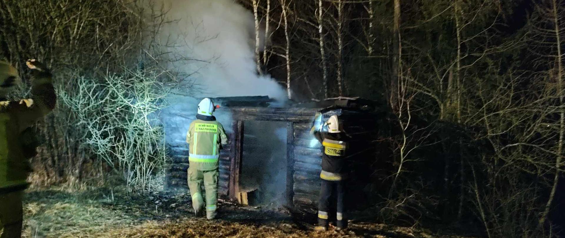 Strażacy gaszą pożar szopy