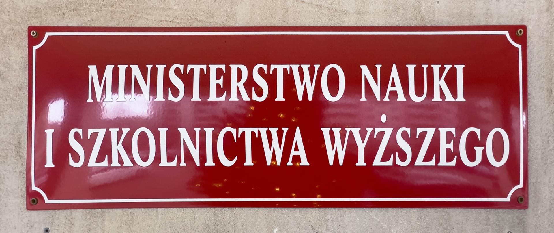 Tablica z napisem "Ministerstwo Nauki i Szkolnictwa Wyższego"