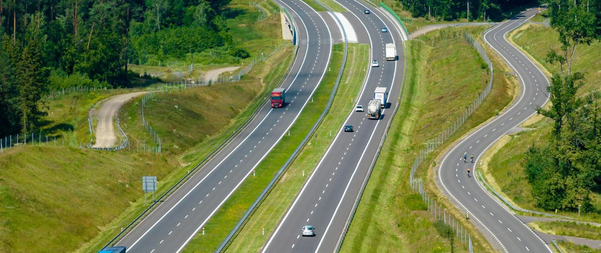 Po lewej widoczny odcinek nowej, dwujezdniowej drogi ekspresowej S7. Po prawej stary odcinek drogi