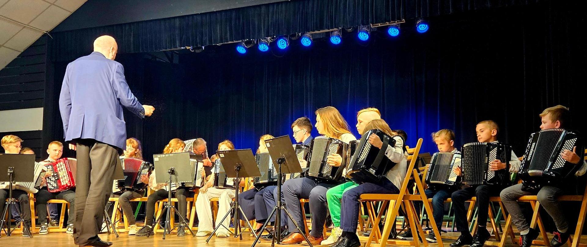 Zdjęcie przedstawiające wszystkich uczestników konkursu z akordeonami, podczas wspólnego wykonania "Ody do radości" Ludwiga van Beethovena.