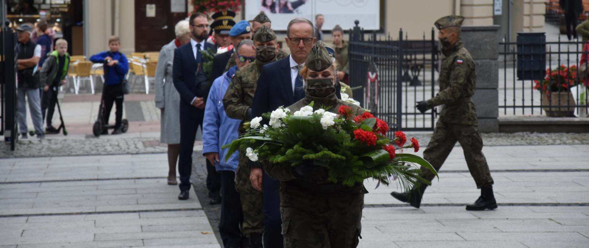 Krzysztof Murawski, Kierownik Delegatury MUW w Radomiu podczas składania kwiatów w imieniu Wojewody Mazowieckiego Konstantego Radziwiłła w miejscu pamięci, przy pomniku poświęconym żołnierzom 72 Pułku Piechoty im. płk. Dionizego Czachowskiego