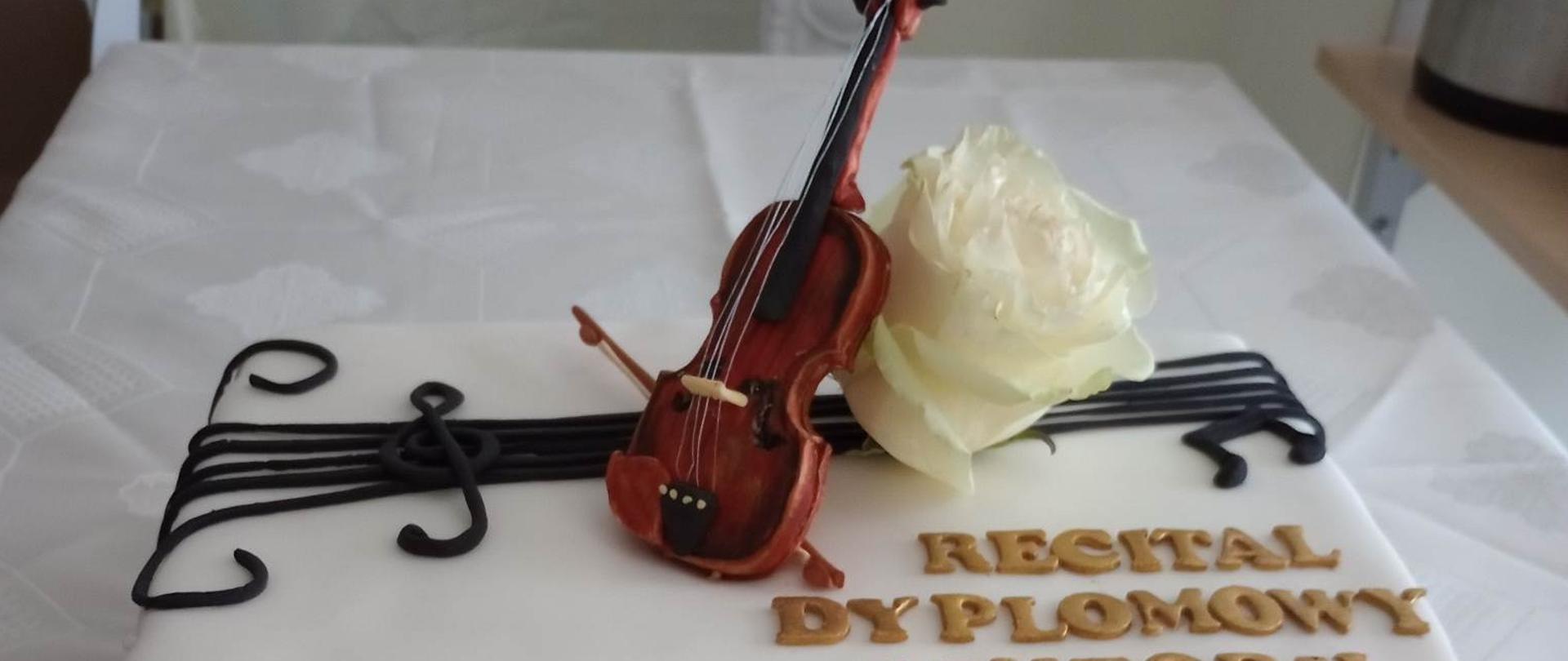Zdjęcie tortu z napisem "Recital dyplomowy Wiktorii"