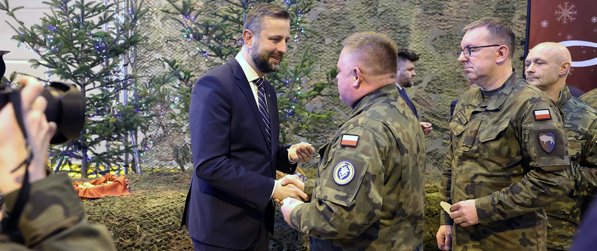 23 grudnia 2024 r. w Rzeszowie, wicepremier-minister obrony narodowej Władysław Kosiniak-Kamysz, spotkał się z żołnierzami POLLOGHUB. Fot. Monika Dwulatek/WCEO