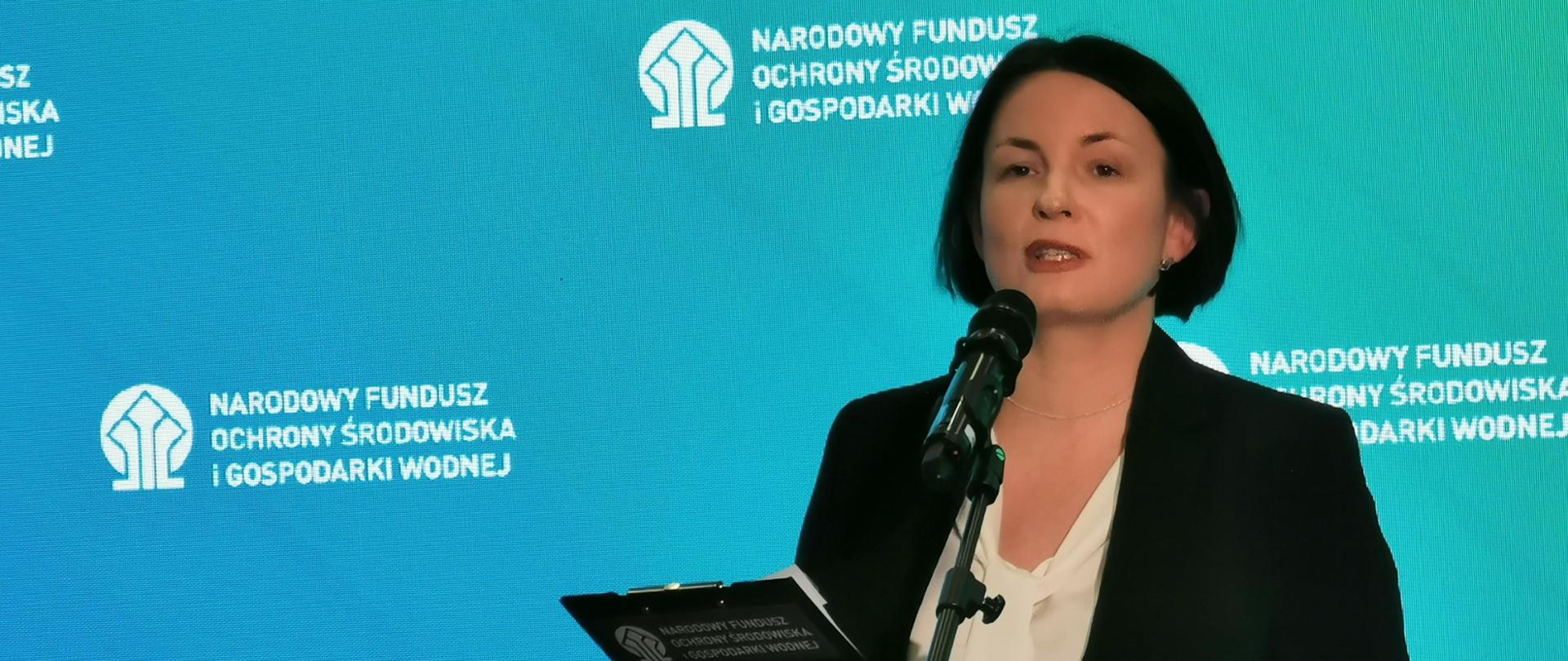 Prezes NFOŚIGW Dorota Zawadzka-Stępniak podczas briefingu prasowego 8 lipca 2024 r.