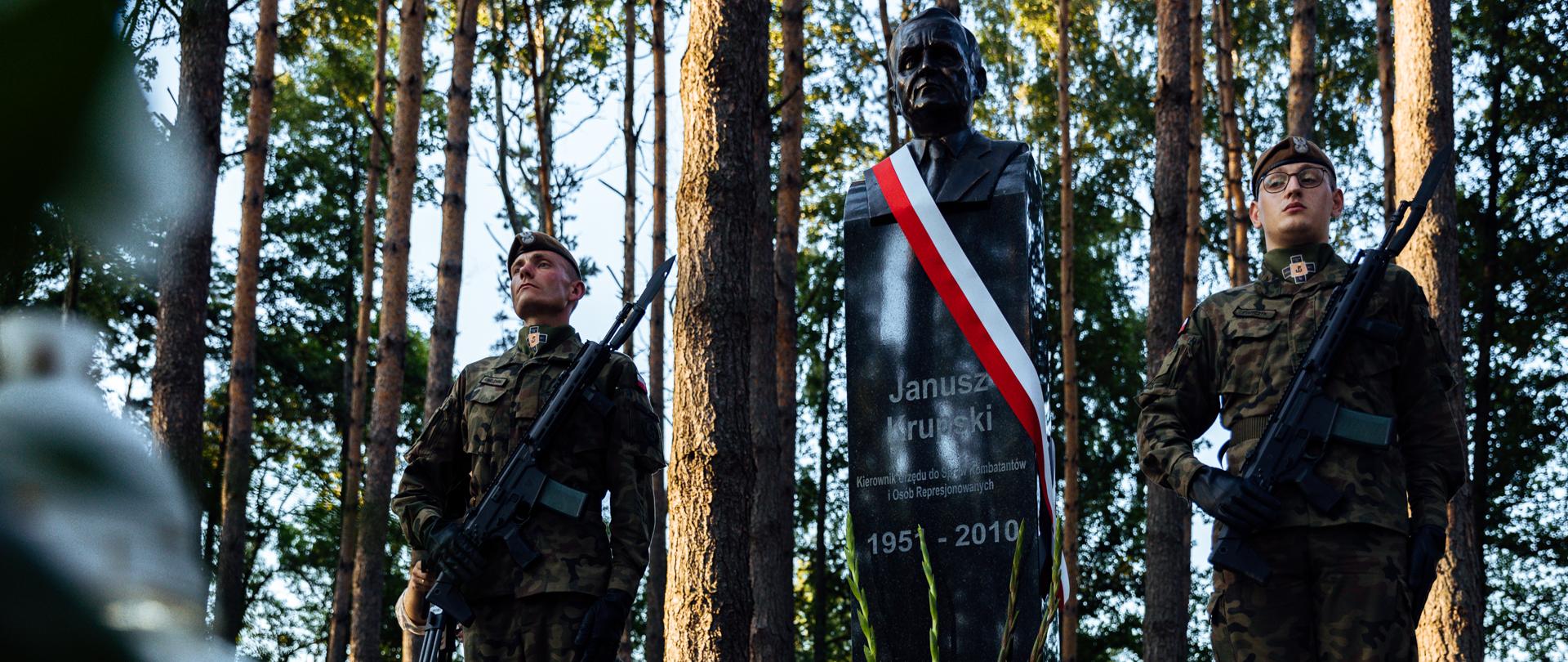 Odsłonięcie popiersia śp. Janusza Krupskiego w Dolinie 96 Dębów Smoleńskich w Ossowie