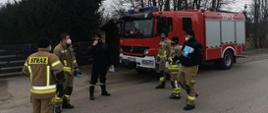 Strażacy ochotnicy z powiatu szczycieńskiego dystrybuują ulotki informacyjne dot. profilaktyki oraz szczepień przeciw COVID-19