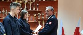 Komendant Powiatowy PSP wręcza zaświadczenia strażakom
