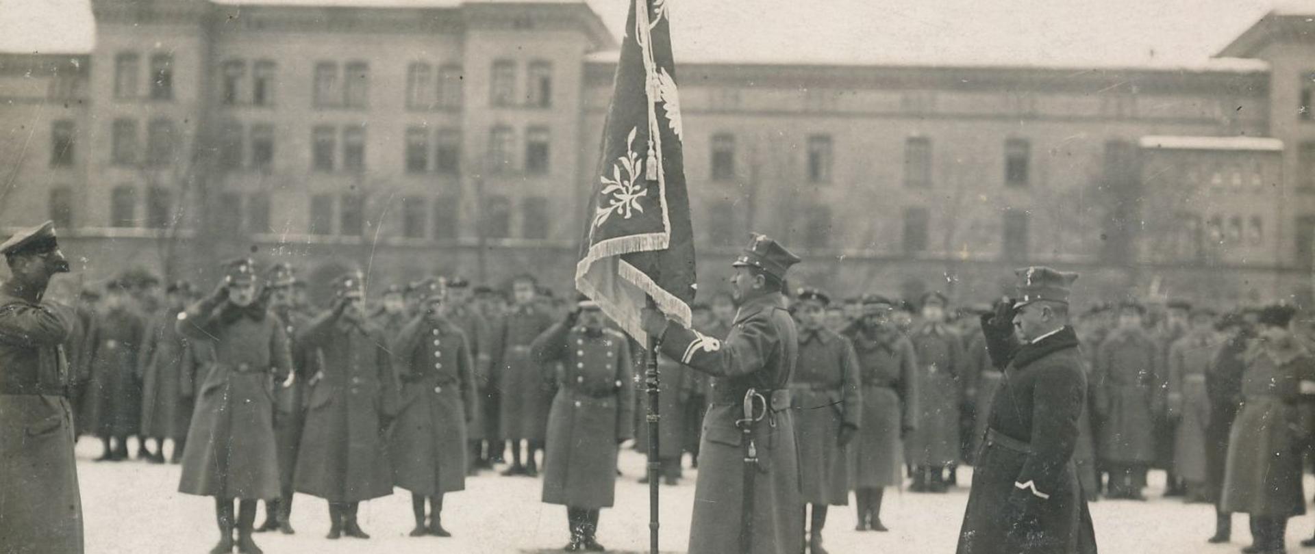 Generał Józef Dowbór-Muśnicki wręcza sztandar 1 Pułkowi Strzelców Wielkopolskich
