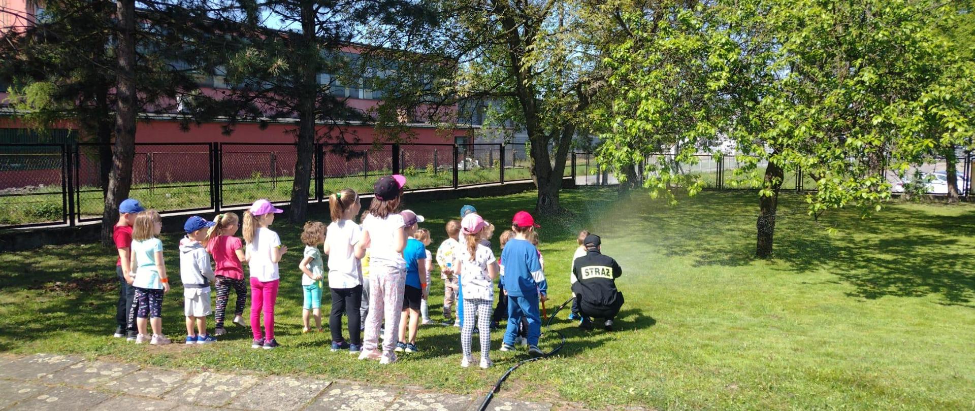 Dzieci wraz ze strażakami podczas zajęć