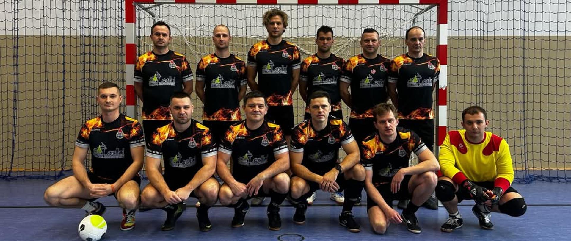 Zdjęcie przedstawia strażaków JRG KP PSP Lesko podczas zawodów w FUTSALU