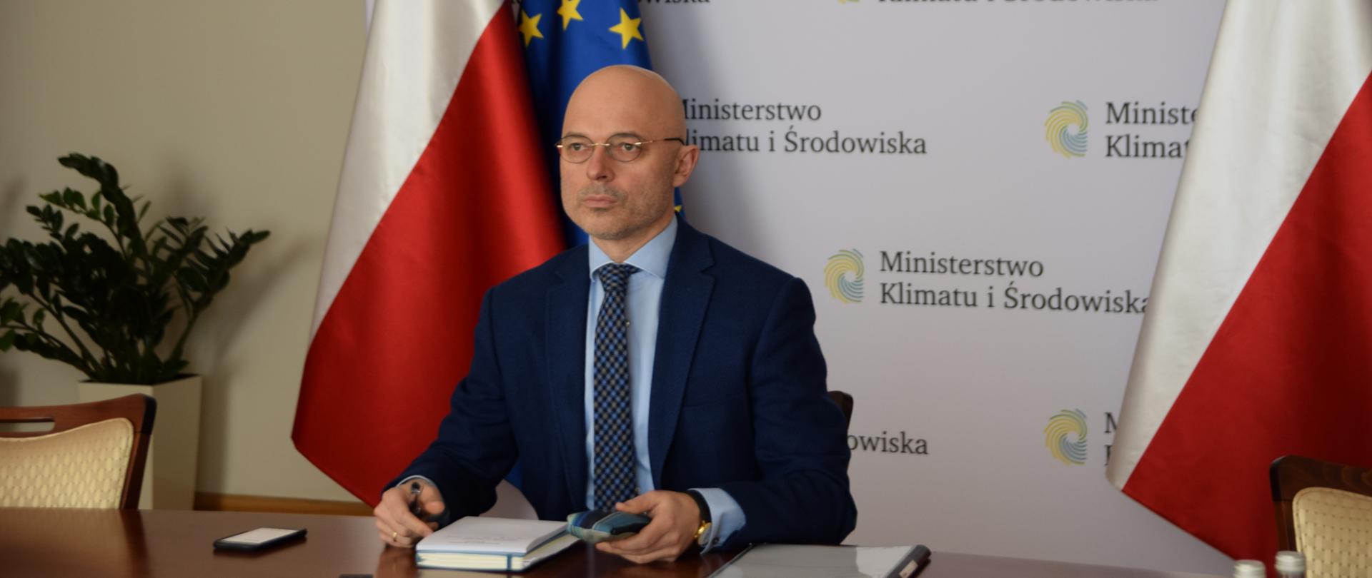 Polska od wielu lat głośno mówi o potrzebie sprawiedliwej transformacji energetycznej. Dowodem na zaangażowanie kraju w społeczne aspekty przemian jest podpisana podczas katowickiego COP24 przez 50 krajów Deklaracja Solidarności i Sprawiedliwej Transformacji. Podpisanie deklaracji było istotnym krokiem ku włączeniu problematyki społecznej do głównego nurtu światowej polityki klimatycznej. Temat sprawiedliwej transformacji jest też stale obecny w ramach dialogu z Unią Europejską. W efekcie prowadzonych w tym zakresie rozmów, Komisja Europejska zaproponowała Fundusz Sprawiedliwej Transformacji, który jest nieodzownym elementem strategii UE, umożliwiającym osiągnięcie neutralności klimatycznej w sposób zrównoważony dla gospodarki i obywateli.
„ Mówiąc o sprawiedliwej transformacji nie możemy zapominać o pojęciu solidarności do czego doskonale nawiązuję deklaracja podpisana w Katowicach podczas COP24. W tym kontekście solidarność stanowi podstawę sprawiedliwej transformacji, która powinna opierać się na 5 filarach: 1) tworzenie nowych miejsc pracy, 2) nowe technologie oraz ich wdrażanie, 3) zrównoważone finasowanie, 4) ochrona najuboższych oraz 5) dzielenie się nowymi technologiami i najlepszymi praktykami” – powiedział minister Michał Kurtyka.
W celu realizacji przemian społecznych wynikających z dążenia do niskoemisyjnej gospodarki, niezbędne będzie również kształtowanie nowych kompetencji zawodowych poprzez inwestycje w centra kompetencyjne. Ponadto Polska wspiera transformację skoncentrowaną na ludziach poprzez zaangażowanie różnych interesariuszy w działania na rzecz eko-miast, ocenę zagrożeń klimatycznych, planowanie i realizację różnych projektów.
Głównym celem Globalnej Komisji jest przekazanie rekomendacji w oparci o swoje prace przed konferencją COP26 w Glasgow. W tym celu 26 członków komisji reprezentujących stanowiska państw z całego świata w tym europejskich, afrykańskich, azjatyckich i z Bliskiego Wschodu oraz organizacji zrzeszających pracowników i młodzież odbędzie jeszcze dwa spotkania w czerwcu i październiku. Prace Globalnej Komisji będą skupiały się nie tylko na doświadczeniach państw członkowskich komisji, ale także będą zrzeszać szerokie grono podmiotów zainteresowanych solidarną i sprawiedliwą transformacją.
