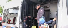 Dzieci zwiedzają samochód służby więziennej
