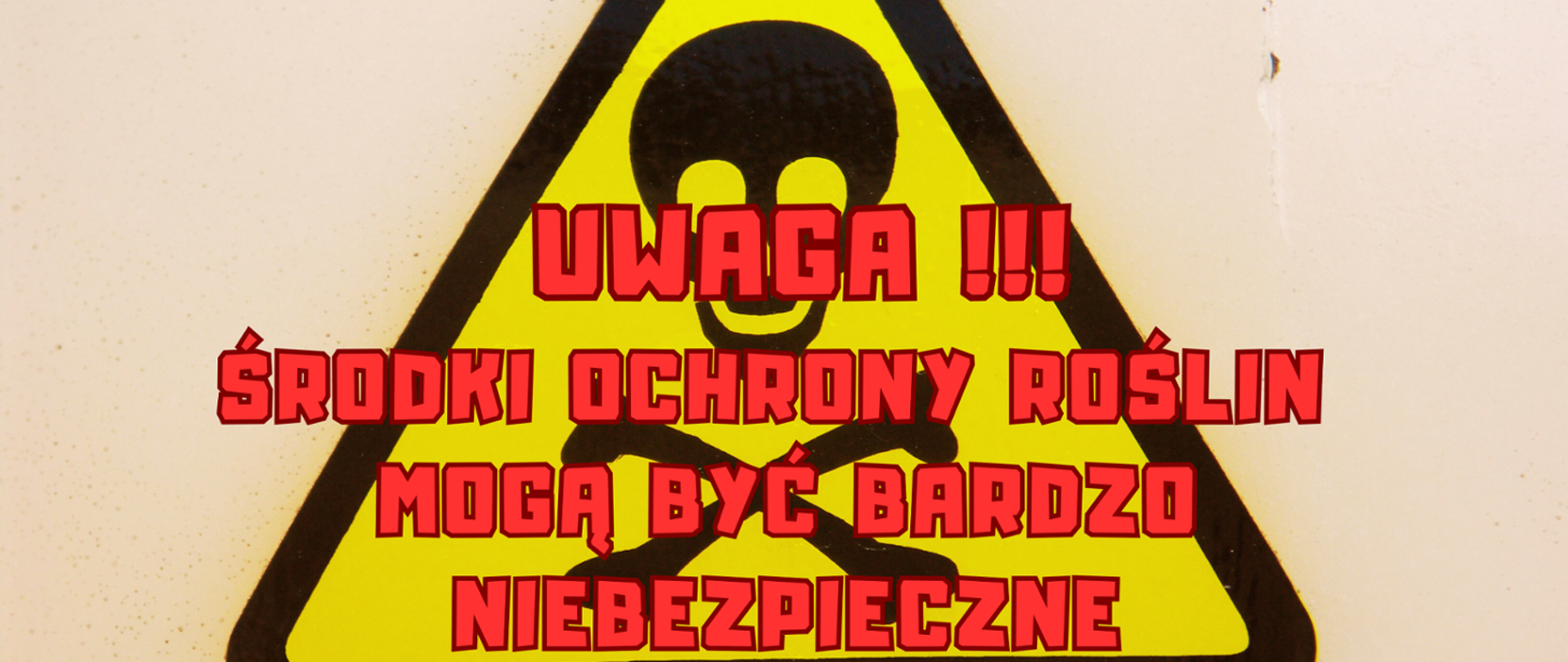 Czarny trójkąt z żółtym tłem. W środku umieszczony czarny znak trupiej czaszki. Z czerwonym napisem: UWAGA!!! Środki ochronny roślin mogą być bardzo niebezpieczne.