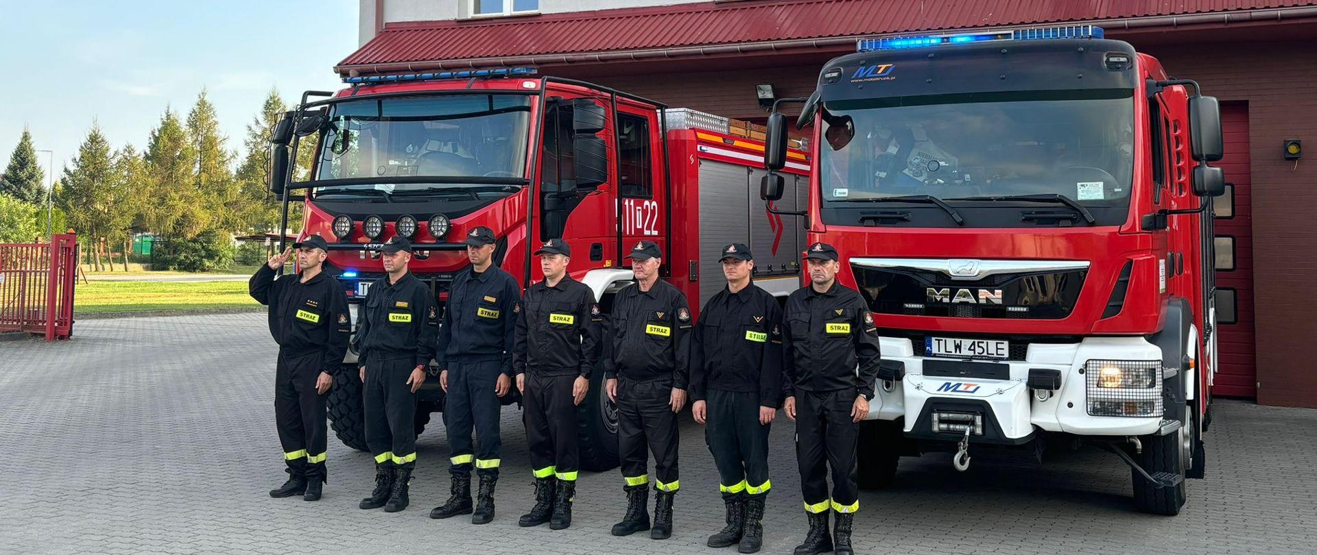 Funkcjonariusze JRG Włoszczowa oddają hołd poległym strażakom