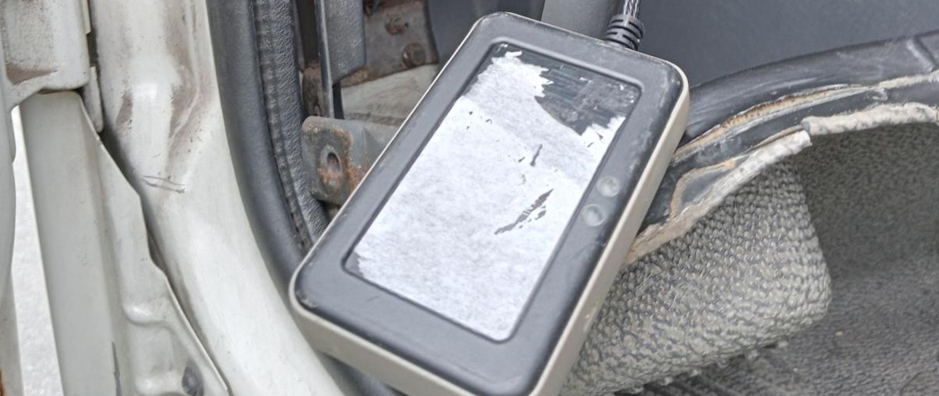 Niedozwolone urządzenie w kabinie kierowcy z przewodami łączącymi do instalacji pojazdu