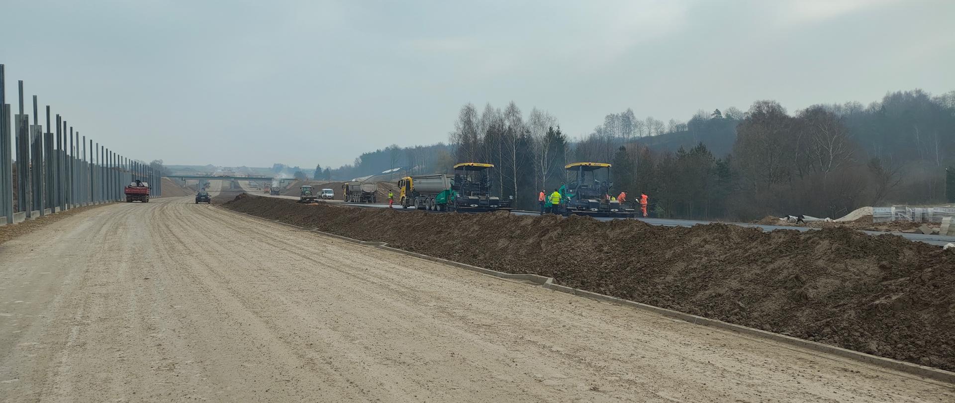 budowa trasy S7 Miechów Szczepanowice, po prawej stronie prace bitumiczne
