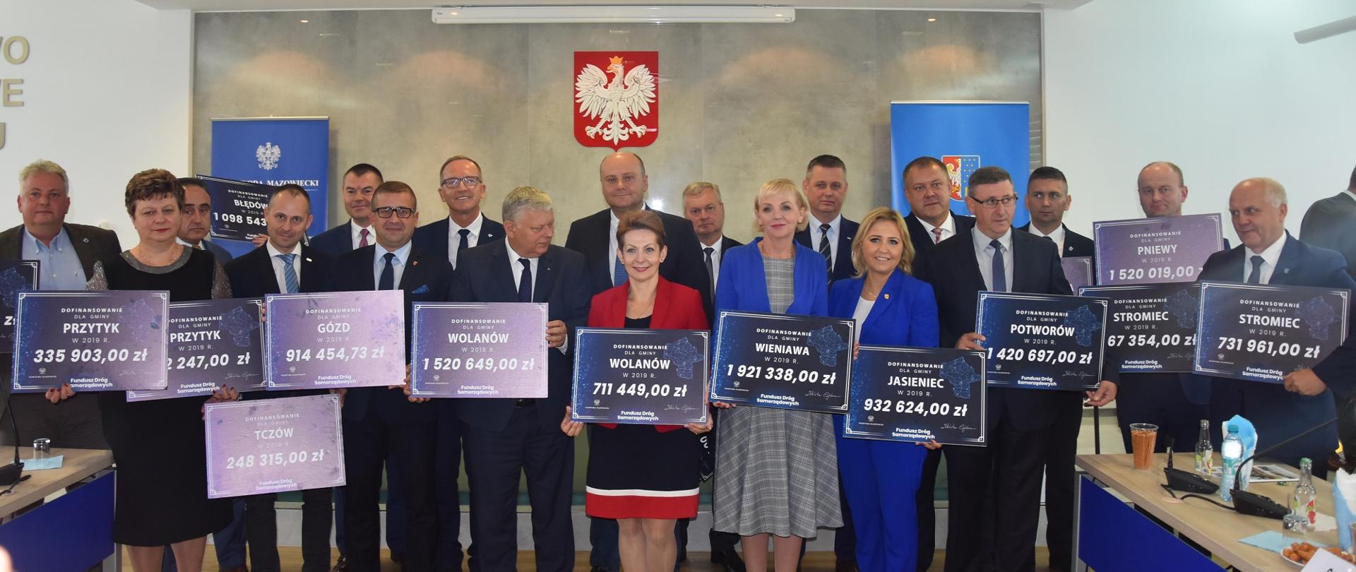 Uroczyste wręczenie symbolicznych czeków na dofinansowanie zadań z Funduszu Dróg Samorządowych.