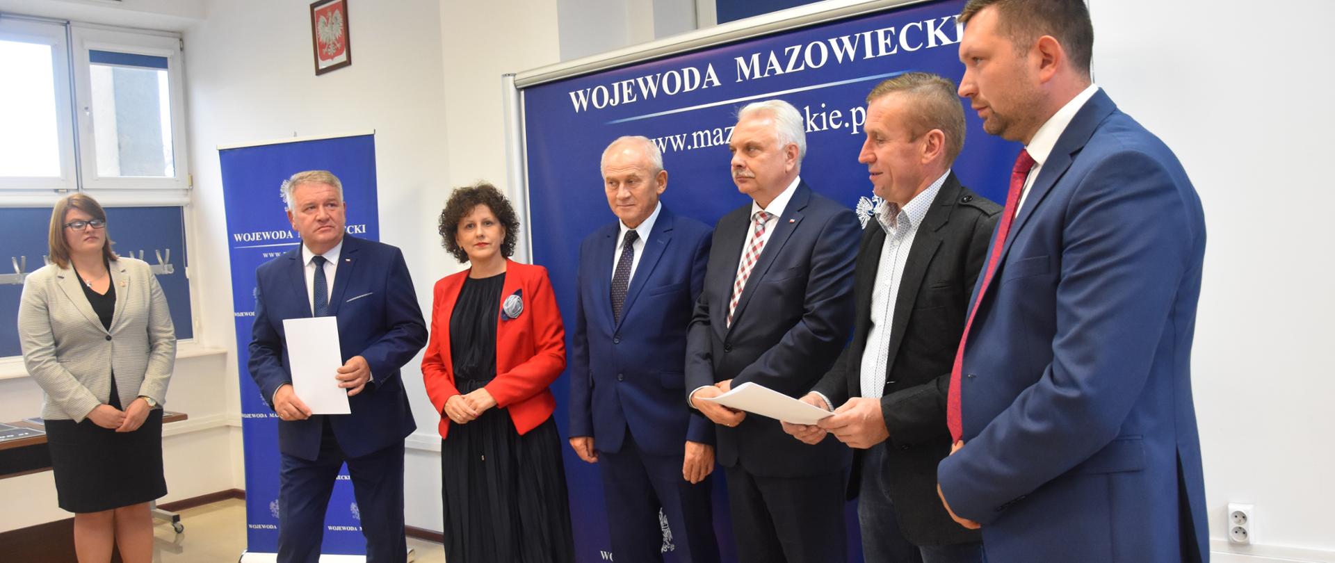 Wicewojewoda Mazowiecki Sylwester Dąbrowski wręczył promesy przedstawicielom samorządów.