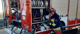 3. Pożar budynku inwentarskiego w miejscowości Dalechowice – ratownik w czasie kompletowania sprzętu po zakończonych działaniach
