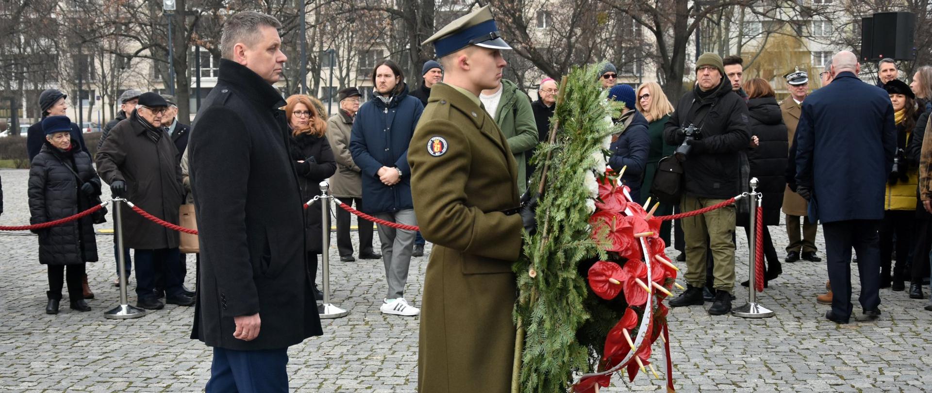 Wicewojewoda Mazowiecki Artur Standowicz w imieniu Premiera Mateusza Morawieckiego złożył wieniec pod pomnikiem Bohaterów Getta w Warszawie. 