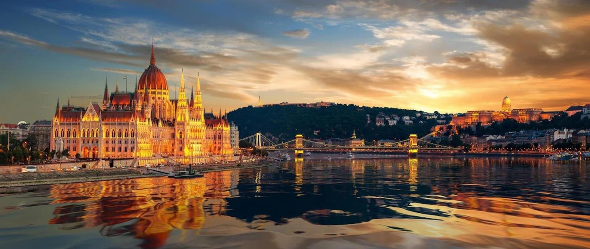 Widok na słynne zabytki w Budapeszcie o zachodzie słońca.