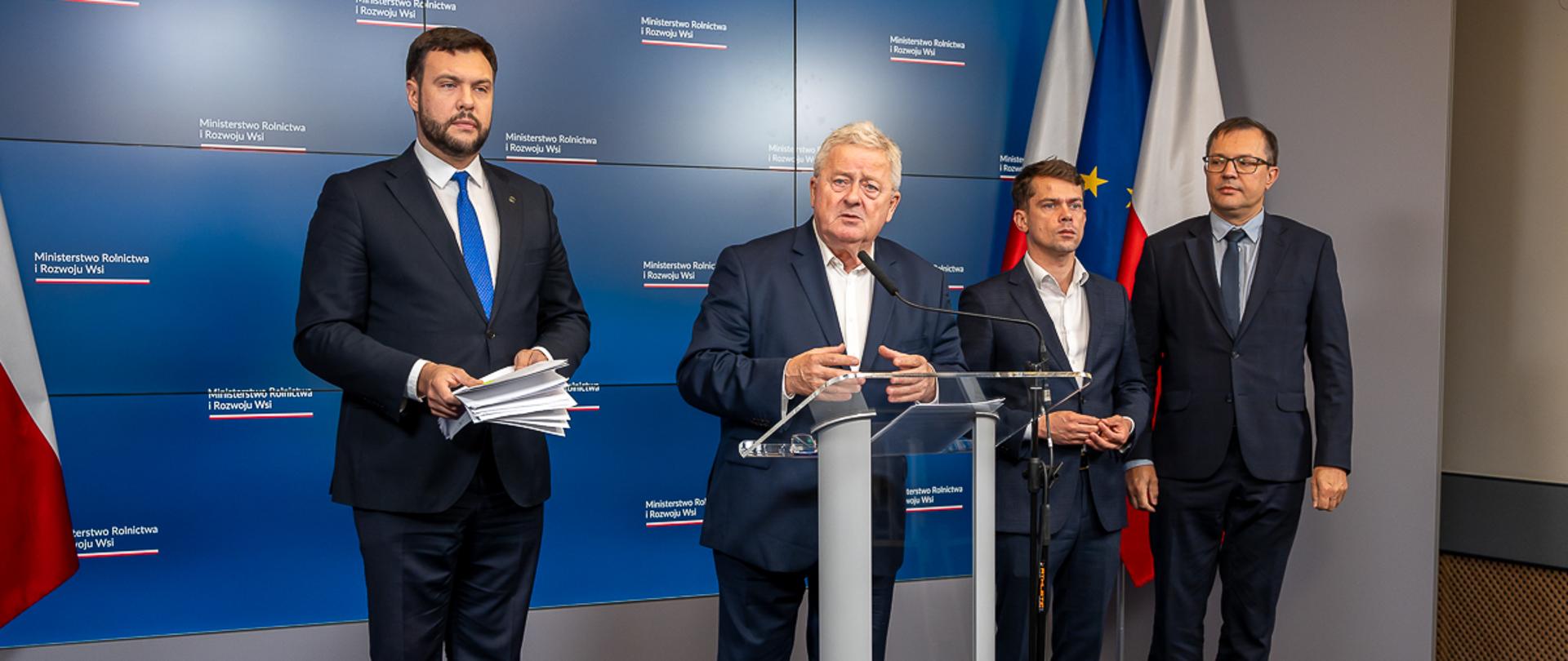 od lewej: Wiceminister Adam Nowak, Minister Czesław Siekierski, Wiceminister Michał Kołodziejczak, Dyrektor Generalny MRiRW Bogusław Wijatyk