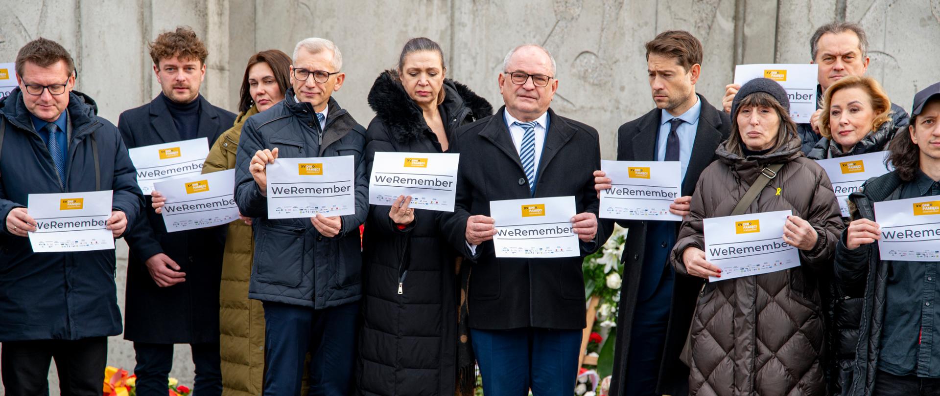 Wspólne zdjęcie uczestników wydarzenia - akcja WeRemember 