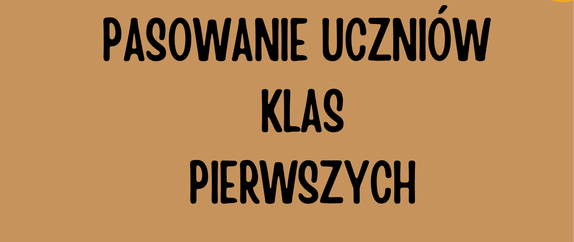 od góry plakatu czapka studencka z frędzlami, w kolorze białym, czarnymi konturami, znajdująca się z lewej strony, na jej wysokości, w skrajnych stronach, kółka w kolorze ciemno-żółtym, z czarnymi napisami po środku, zawierającymi nazwę szkoły muzycznej, następnie poniżej tytuł wydarzenia, data, godzina, na dole z lewej napisy czarne z zaproszeniem oraz klucz wiolinowy z nutkami na pięciolinii w kolorze czarnym, całość zawarta na brązowym tle