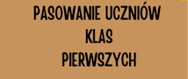 czarne napisy na brązowym tle w środkowej części plakatu odnoszące się do pasowania uczniów klas pierwszych