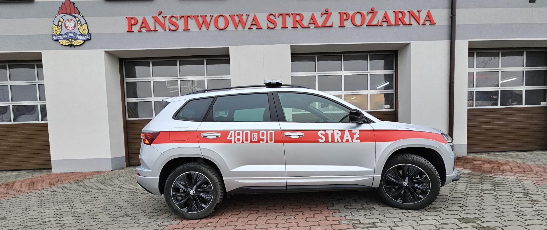 Zdjęcie przedstawia samochód osobowy marki Skoda z numerami operacyjnymi 480R90