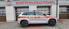 Zdjęcie przedstawia samochód osobowy marki Skoda z numerami operacyjnymi 480R90