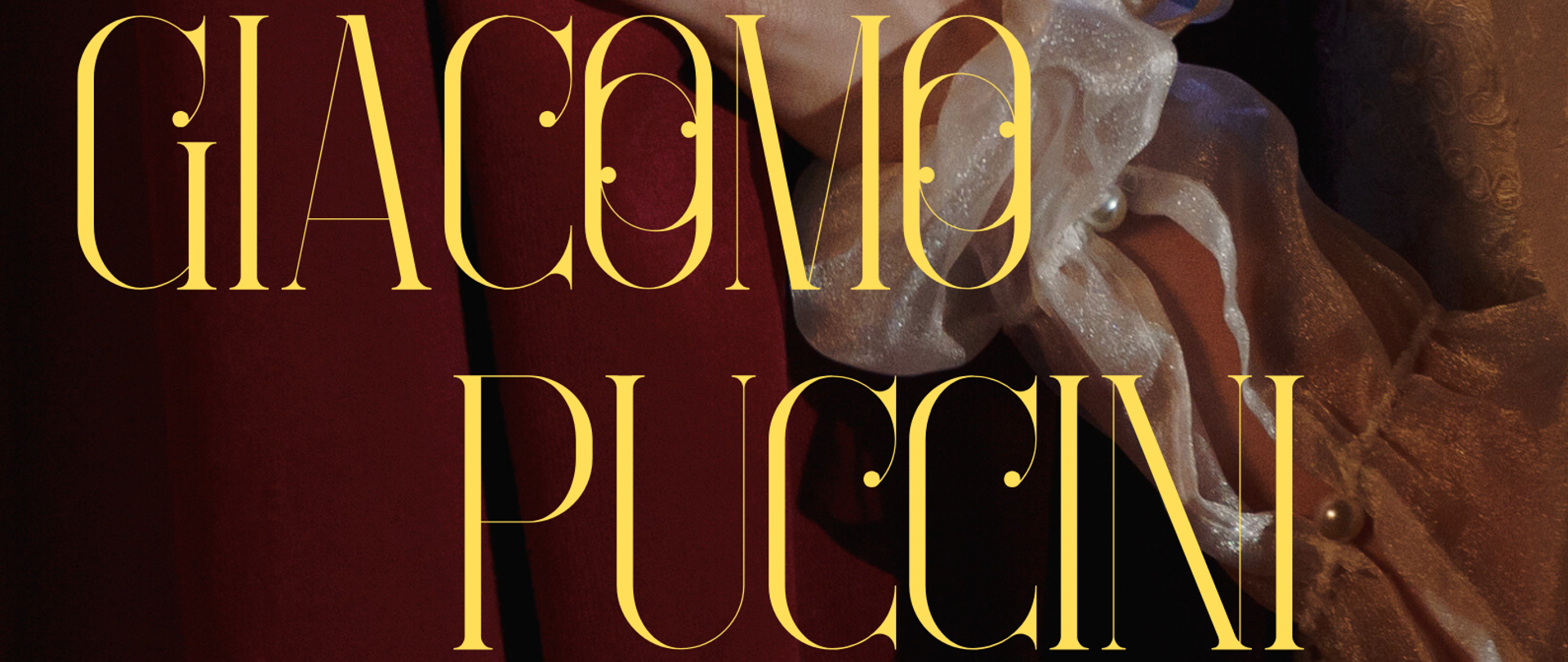Plakat jest ogłoszeniem o konkursie wiedzy o życiu i twórczości Giacomo
Pucciniego organizowanego przez sekcję przedmiotów ogólnomuzycznych,
rytmiki, śpiewu i instrumentów klawiszowych. Tłem plakatu jest zdjęcie
ręki, głównie od dłoni do łokcia ubranej w złotą, ozdobną, bufiastą
koszulę nawiązującą wyglądem i klimatem do XIX i XX wiecznej włoskiej
opery. Postać z plakatu trzyma w dłoni czerwoną kurtynę - również
element opery. W centrum plakatu widnieje imię i nazwisko artysty,
którego dotyczy konkurs - Giacomo Pucciniego. Jest ono napisane ozdobną
czcionką w żółtym kolorze. Poniżej znajdują się informacje o terminie:
11 marca godzina 16:00 oraz adnotacja, iż konkurs jest obowiązkowy dla
uczniów specjalności wokalistyka.