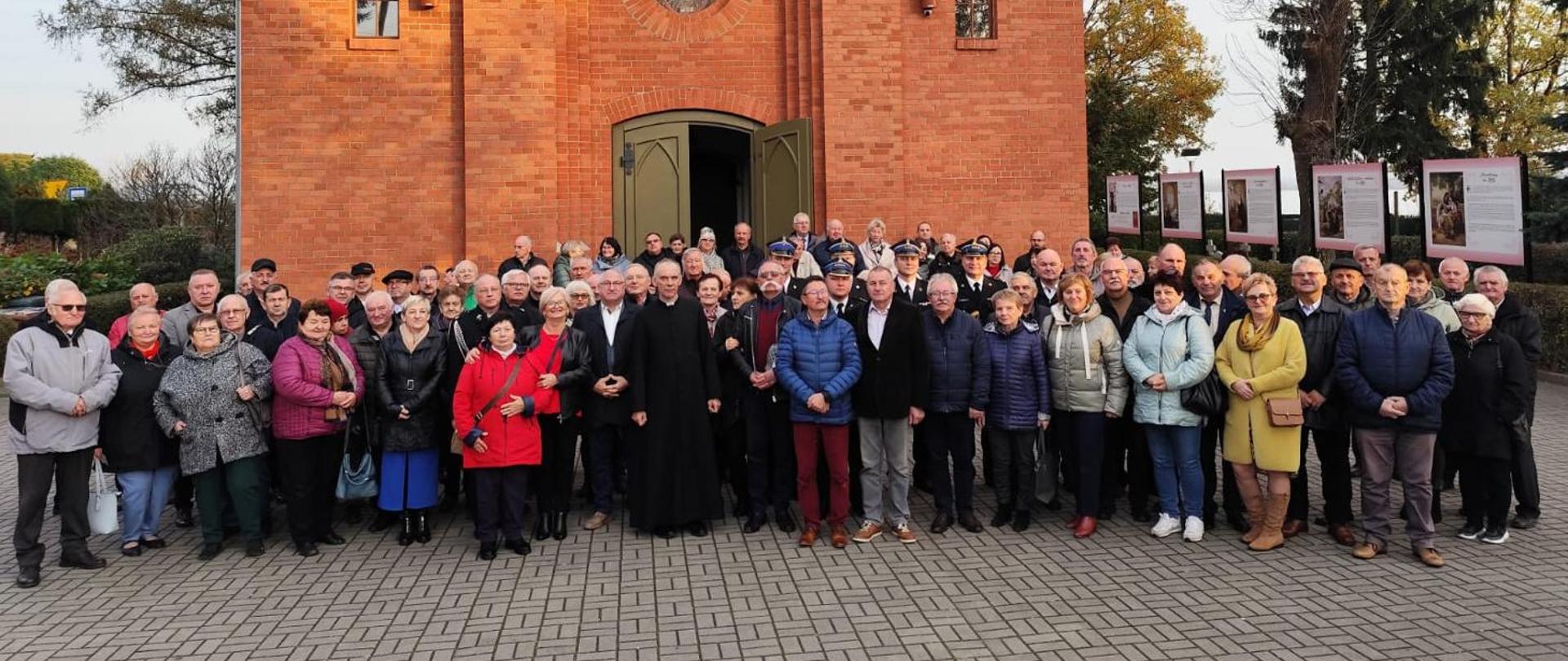 Wspólne zdjęcie przed Sanktuarium