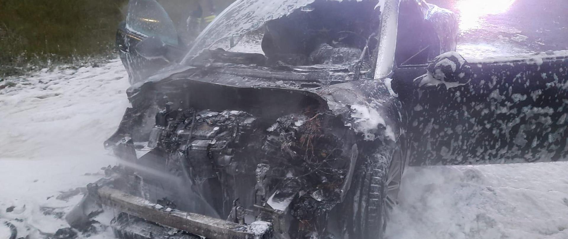 Widok przodu spalonego samochodu