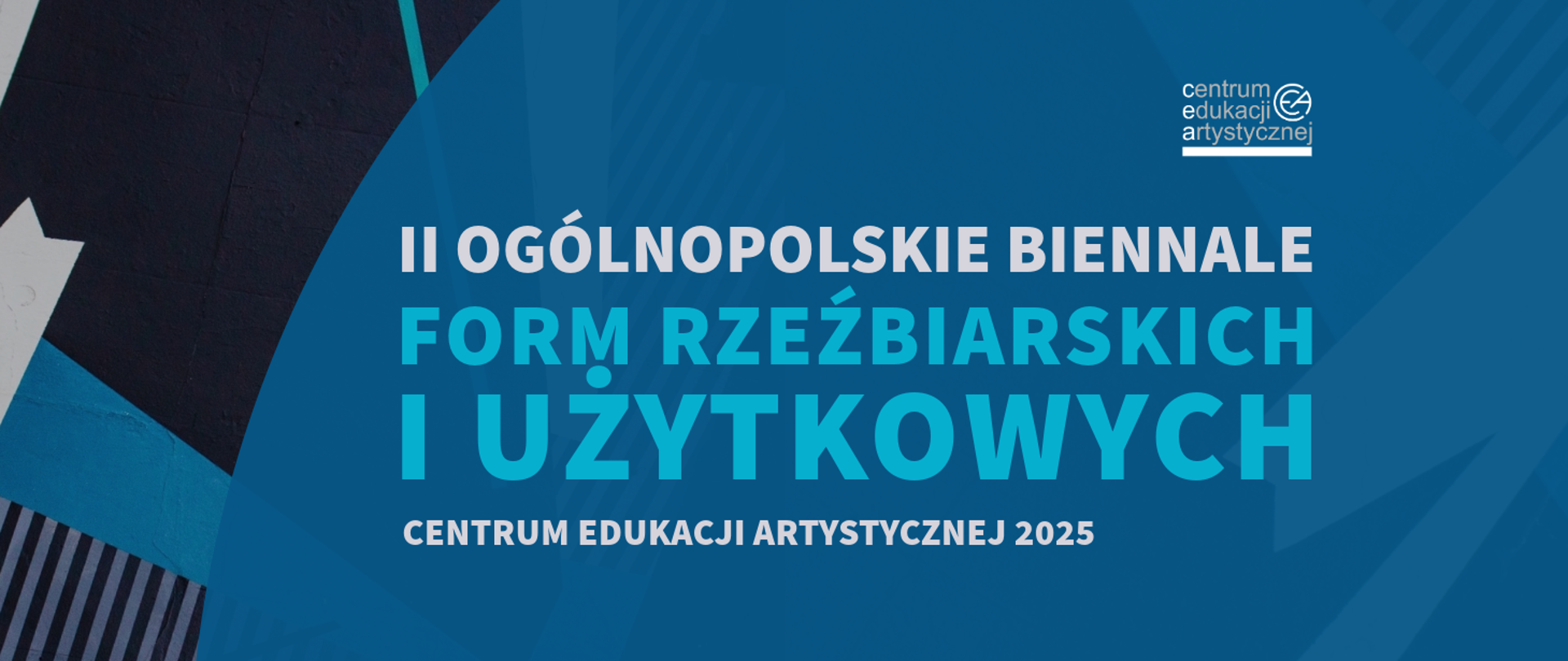 Grafika na niebieskim tle z logo CEA w prawym górnym rogu i tekstem "II Ogólnopolskie Biennale Form Rzeźbiarskich i Użytkowych CEA 2025"