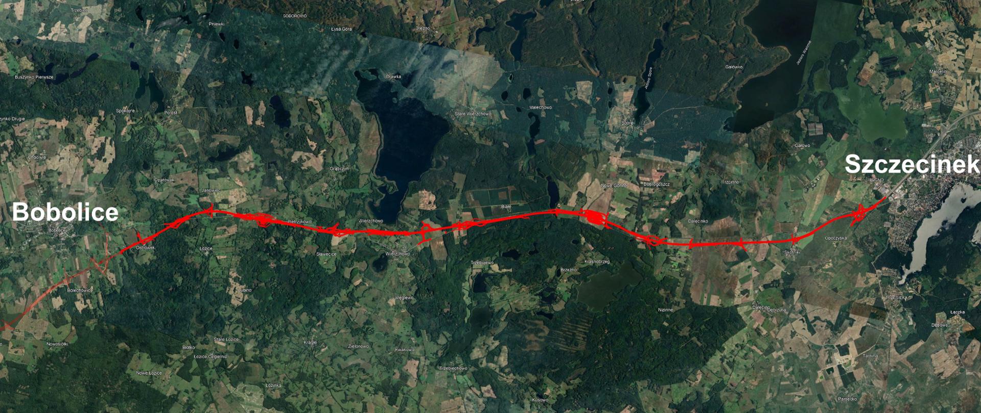 Zdjęcie satelitarne przedstawiające przebieg odcinka drogi ekspresowej S11 Bobolice - Szczecinek. Na teren naniesiono czerwoną linię przedstawiającą przyszłą drogę. Na zdjęciu widoczny z dużej wysokości teren - lasy, pola, miejscowości i większe miasta.
