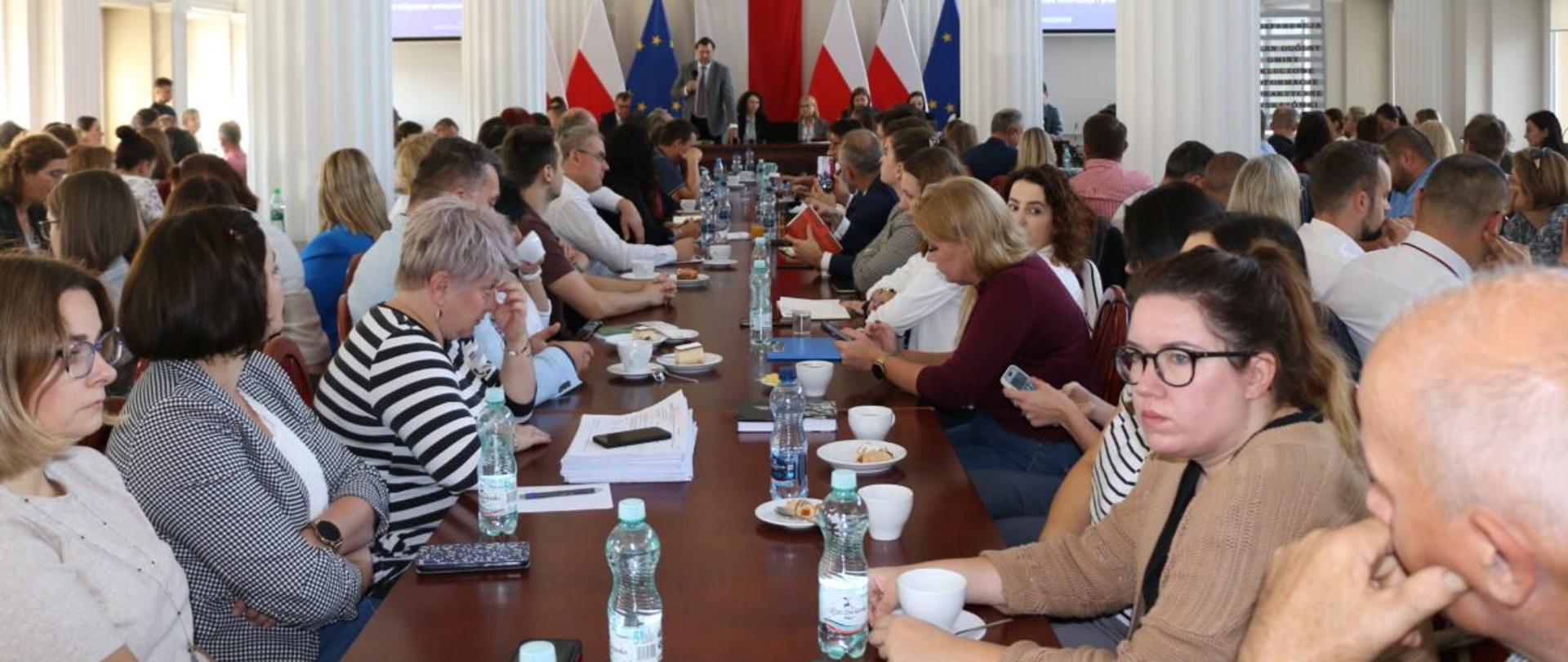 Uczestnicy konferencji szkoleniowej w urzędzie wojewódzkim