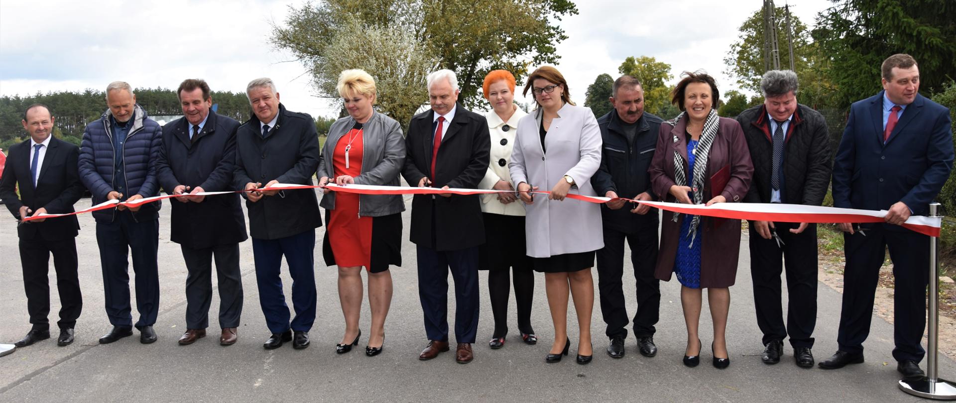 Przecinanie wstęgi na nowej drodze.