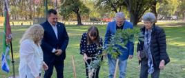 Żydowski Fundusz Narodowy (Keren Kayemet LeIsrael) w Argentynie zaprosił Aleksandrę Piątkowską, Ambasador RP do posadzenia drzewa w Arboretum Narodów na placu Izraela.