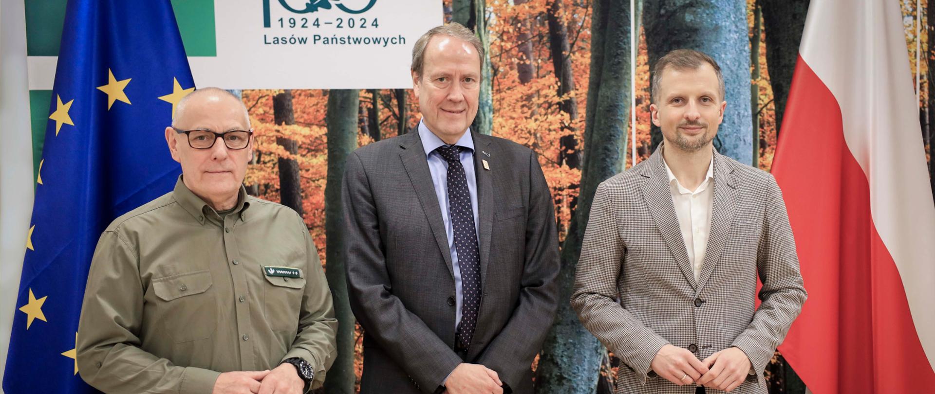 Wiceminister klimatu i środowiska Mikołaj Dorożała, Jerzy Fijas, zastępca dyrektora generalnego Lasów Państwowych ds. gospodarki leśnej oraz Kim Carstensen, dyrektor generalny FSC International.
