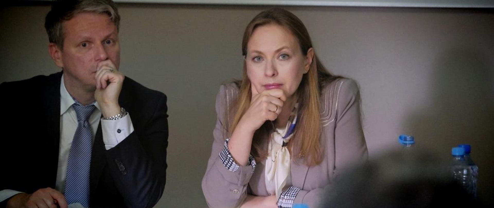 Minister funduszy funduszy i polityki regionalnej Katarzyna Pełczyńska-Nałęcz siedzi przy stole, po jej prawej stronie siedzi Dyrektor Departamentu Programów Regionalnych w MFiPR Piotr Zygadło