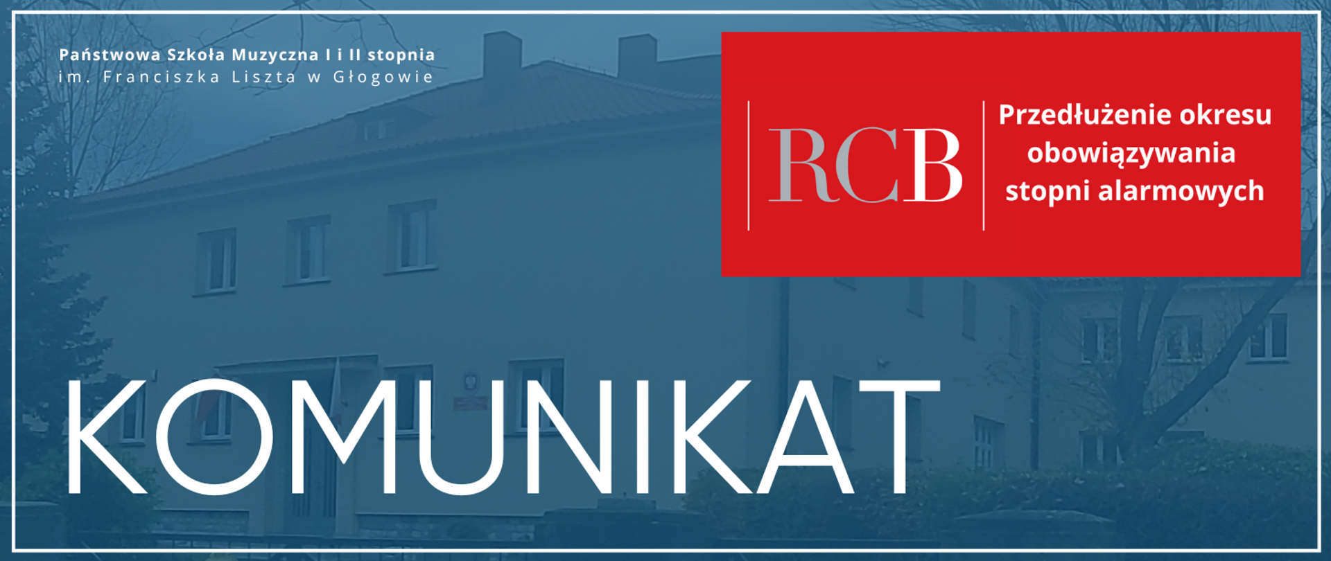 W lewym górnym rogu pełna nazwa szkoły, w dwóch rzędach, litery białe. W prawym górnym rogu czerwony prostokąt. Na nim logo Rządowego Centrum Bezpieczeństwa - szare i białe litery RCB pomiędzy dwiema pionowymi białymi liniami. Z lewej strony napis: "Przedłużenie okresu obowiązywania stopni alarmowych" - litery białe. W dolnym lewym rogu biały napis: "KOMUNIKAT". W tle widoczne zdjęcie budynku szkoły, przesłonięte kolorem niebieskim. Dookoła cienkie białe obramowanie. 