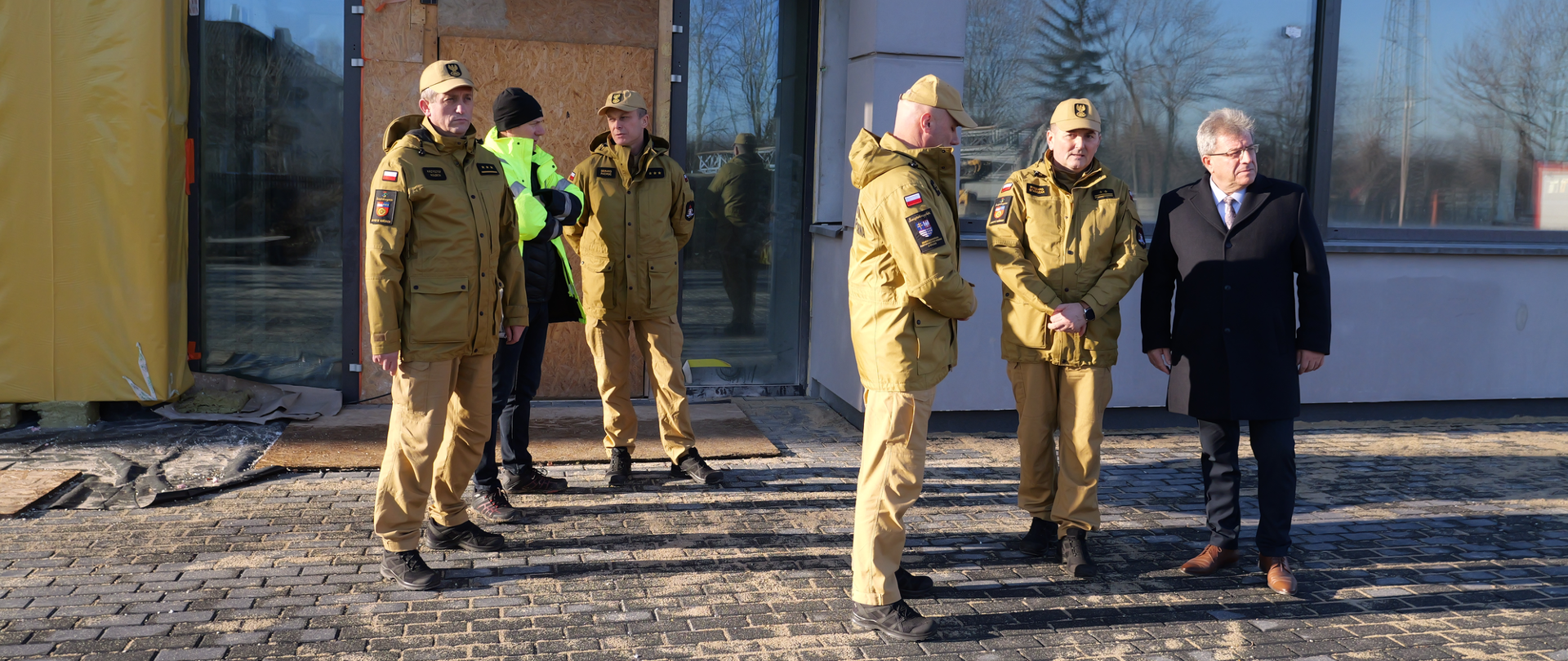 Budowę strażnicy przy ul. Warszawskiej wizytują wojewoda świętokrzyski Józef Bryk i st. bryg. Grzegorz Rajca - Zastępca Świętokrzyskiego Komendanta Wojewódzkiego PSP