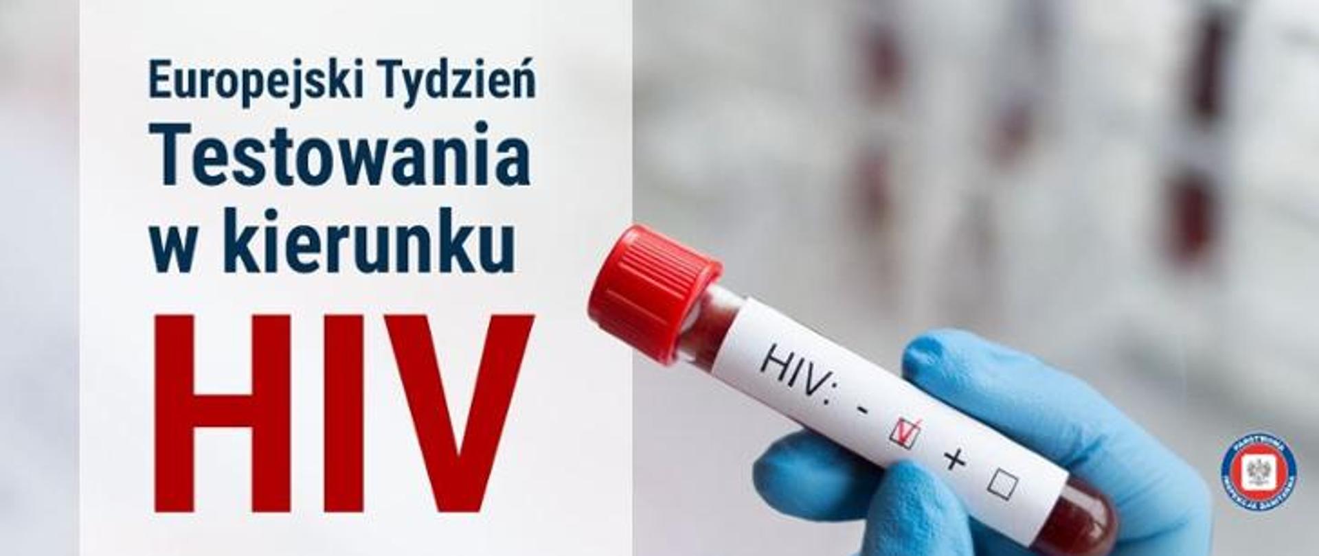 Po lewej na jasnoszarym tle ciemny napis Europejski Tydzień Testowania w kierunku HIV, po prawej dłoń w lateksowej rękawiczce trzymająca fiolkę z pobraną krwią do badania w kierunku HIV, w prawym dolnym rogu logo Państwowej Inspekcji Sanitarnej.