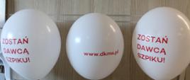 Trzy białe balony z napisami promującymi akcję oddawania szpiku kostnego i Fundacji DKMS
