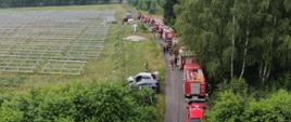 Pojazdy gaśnicze stoją ustawione w gotowości do działań.