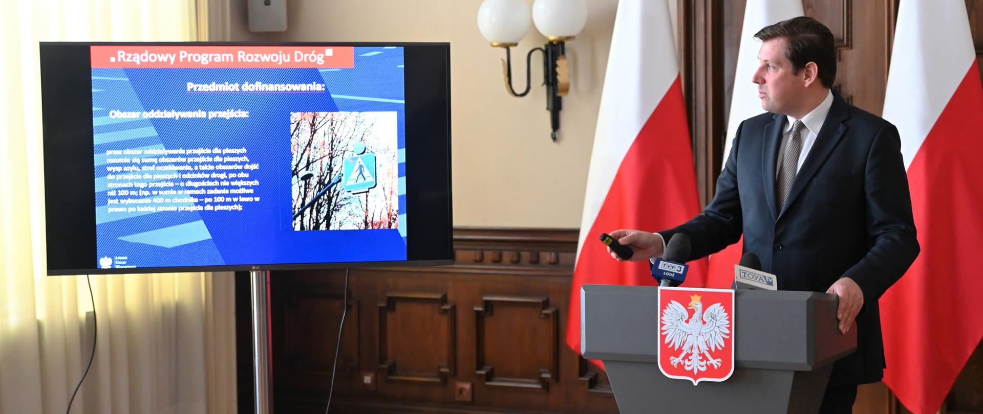 Wojewoda łódzki Tobiasz Bocheński na konferencji prasowej dotyczącej dofinansowań do remontu i budowy przejść dla pieszych 